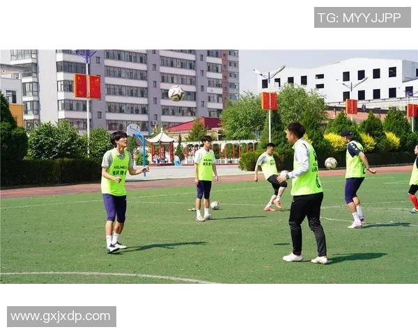 足球教练与球星共演精彩视频展现团队精神与赛场魅力